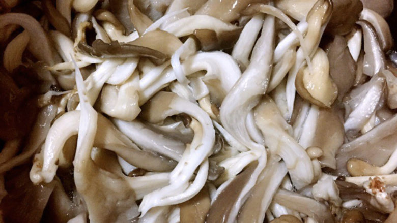 孜然蘑菇,腌制好的平菇把盐水攥出来用清水冲洗干净沥干水分备用