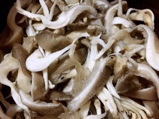 孜然蘑菇,平菇上面撒上盐用手轻轻搓揉一会腌制十分钟