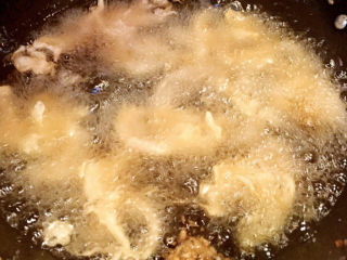 孜然蘑菇,锅中倒入适量油加热至7成热依次放入平菇大火炸起来