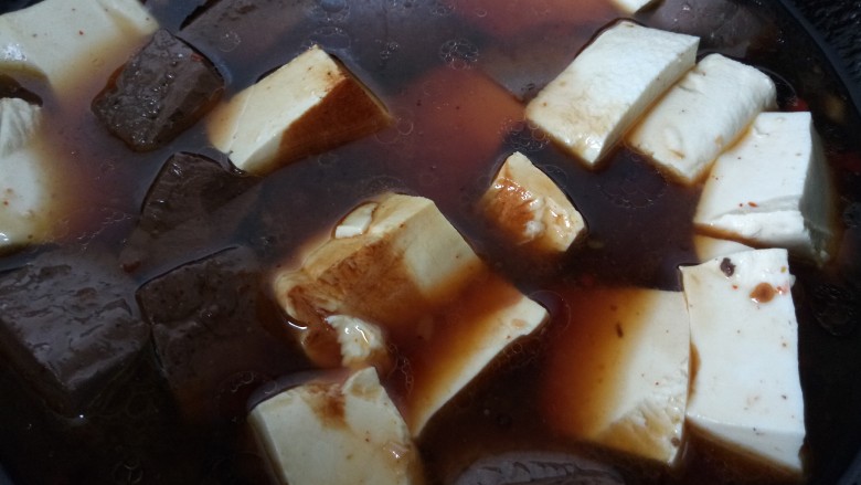 鸭血烧豆腐,加入适量清水开始炖煮
