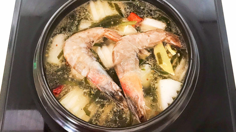 海带冬瓜汤,加入大虾，大火烧开后小火慢煲20分钟
