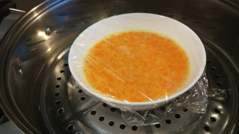 南瓜鸡蛋羹,开水放入锅中，盖上盖子8分钟即可。