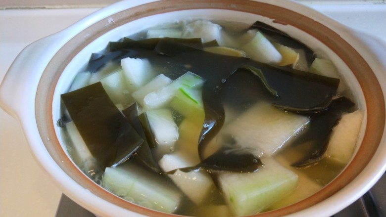 海带冬瓜汤,冬瓜煮变透明色就熟了。