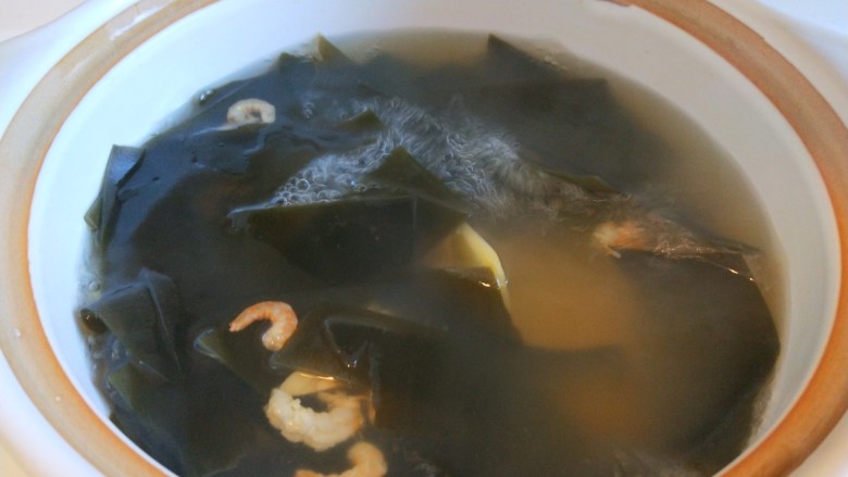 海带冬瓜汤,加入海米煮10分钟。