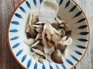 孜然蘑菇,蘑菇加入适量的盐