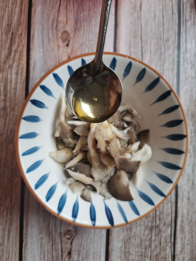 孜然蘑菇,一勺油，搅拌均匀腌十分钟