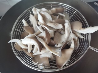 孜然蘑菇,过凉水后沥干