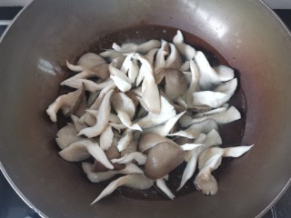 孜然蘑菇,锅里水烧开，放蘑菇焯一下，马上捞出