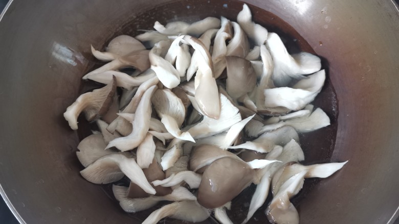 孜然蘑菇,锅里水烧开，放蘑菇焯一下，马上捞出