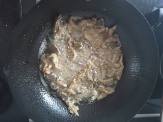 孜然蘑菇,锅里大火热油，炸好的蘑菇再复炸一下，大约十秒就捞出沥油