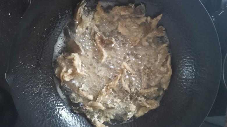 孜然蘑菇,锅里大火热油，炸好的蘑菇再复炸一下，大约十秒就捞出沥油