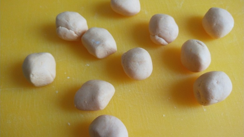 脆皮南瓜饼,切成小剂子揉光滑。
