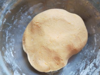 脆皮南瓜饼,面粉要适量加，不软不硬适中最好。