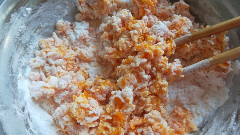 脆皮南瓜饼,搅拌均匀合成面团。