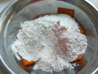 脆皮南瓜饼,加入糯米粉。