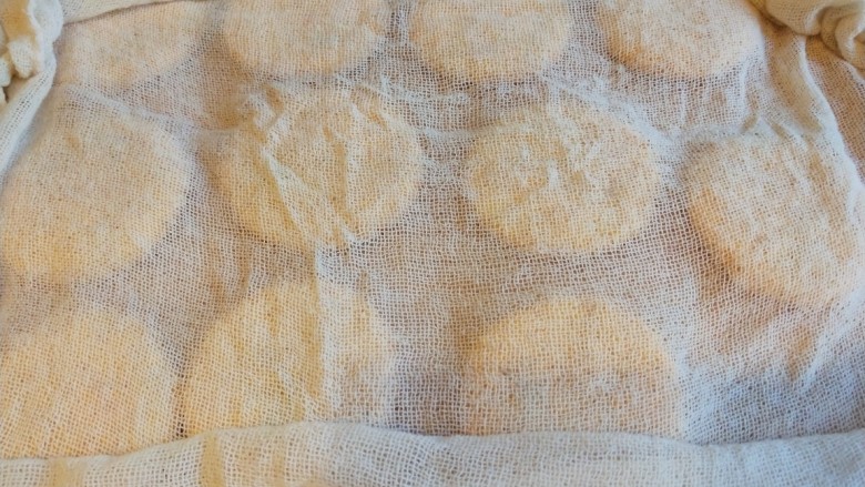 脆皮南瓜饼,盖上湿巾随时都可以煎制。