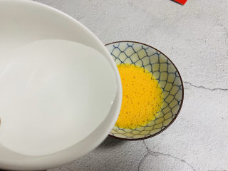 南瓜鸡蛋羹,加入温水（蛋液和水1:1）