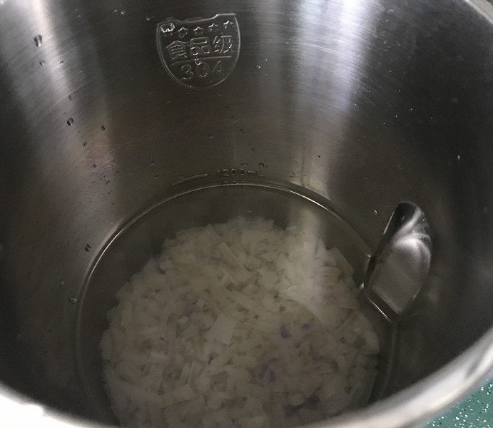 自制猪皮冻,将肉皮切小丁或切细丝，放入豆浆机，再倒入低水位量的清水