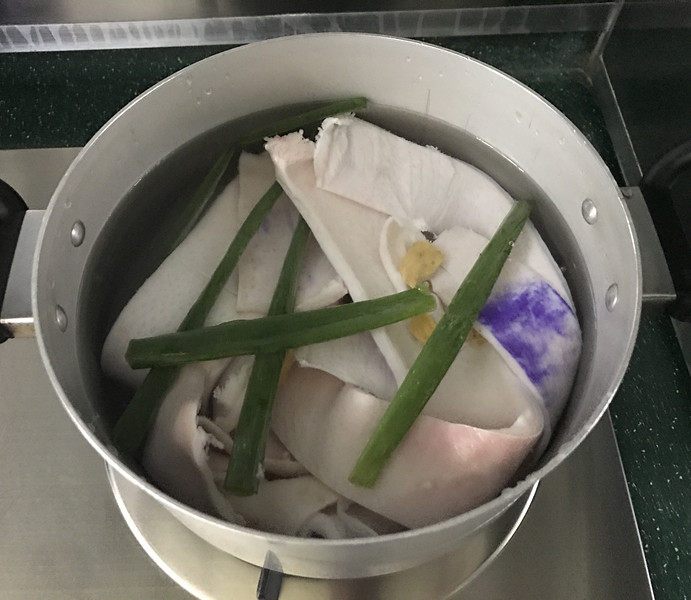 自制猪皮冻,将猪皮和葱姜清洗干净，放入冷水锅中