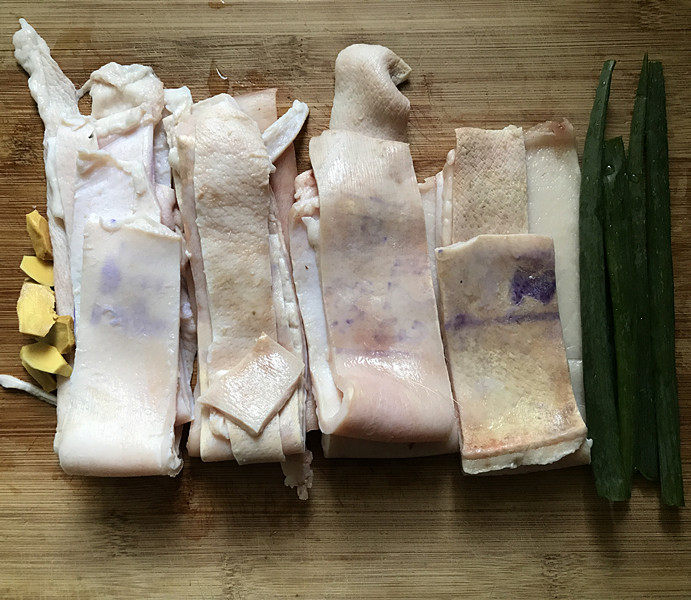 自制猪皮冻,备好食材，大半是买肉灌香肠时留下的，还有几片是平日买肉做菜时攒下放冰箱冷冻的