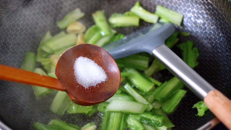 小白菜火腿小炒,在根据个人口味，加入适量的盐调味。