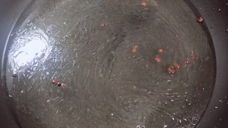 豆腐丸子汤,倒入500ml水，大火烧开锅。