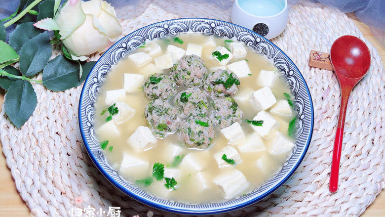 豆腐丸子汤,一碗鲜嫩的豆腐丸子汤就做好了，营养慢慢哟！