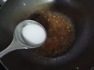 鱼香茄饼,热锅放入适量的油，放入葱姜蒜末，小米辣炒香，加入生抽，耗油，少许的盐，味精，加适量的水烧开，最后放水淀粉勾芡