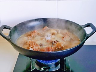 东北酱大骨,待大骨炖烂后，按个人口味加入盐，大火收汤。