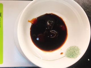 蒸黑茄子,蒸茄子的时候准备调料。取一小碗，碗中放入酱油10ml、蚝油10ml