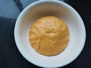 脆皮南瓜饼,揉成光滑的面团