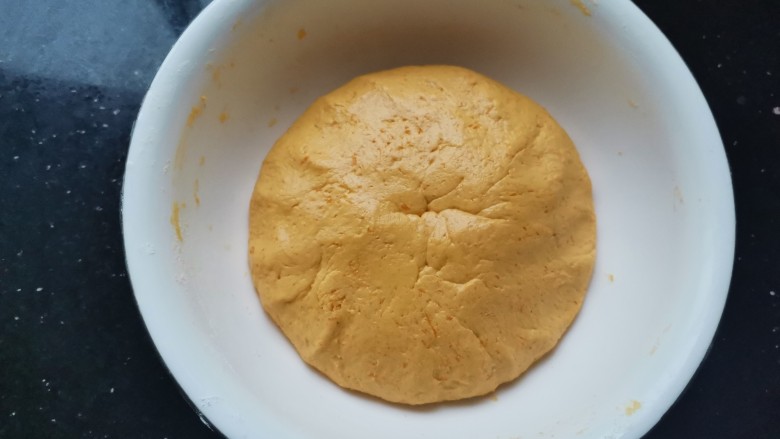脆皮南瓜饼,揉成光滑的面团
