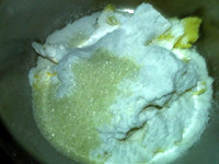 可可曲奇,将软化的黄油，细砂糖，糖粉，倒入碗中