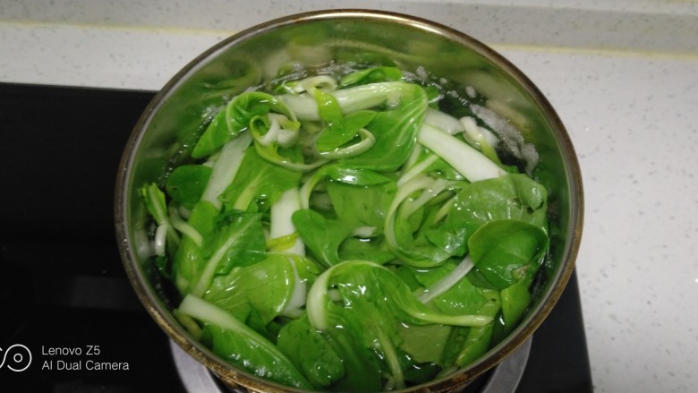 鸡肉炒蒜苗、绿豆芽、上海青,锅中放入适量清水，水开后放入上海青，焯水30秒捞出