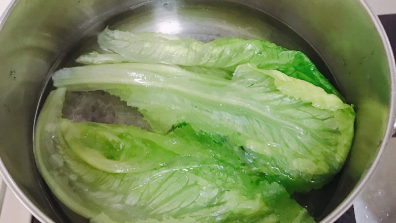 蒜泥生菜,煮好一锅开水。把生菜分批次少量放入开水中烫一会儿，然后捞起来。注意不要烫太久。