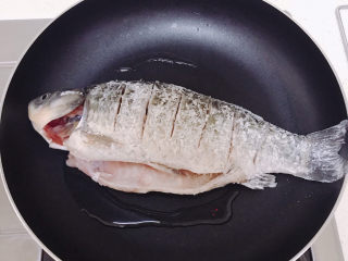 香煎鲫鱼,然后放到锅里用中小火煎。注意煎的过程，不要经常翻动。煎到用手晃动锅鱼能够移动的时候才能翻面。