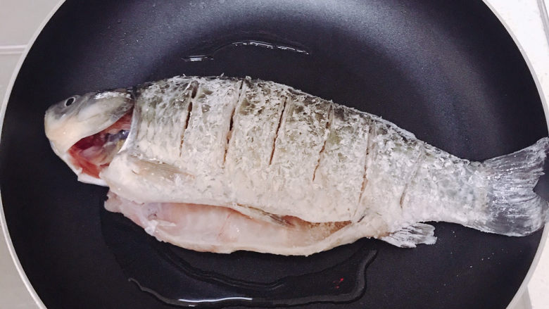 香煎鲫鱼,然后放到锅里用中小火煎。注意煎的过程，不要经常翻动。煎到用手晃动锅鱼能够移动的时候才能翻面。