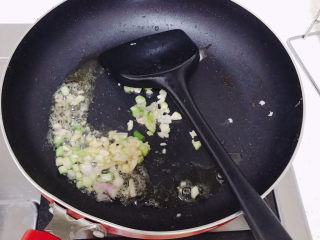 香煎鲫鱼,用锅里剩下的油爆香姜末葱白蒜末。