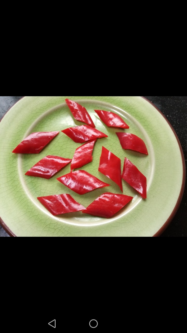 蚝油芥兰,红椒洗净切成菱形片状