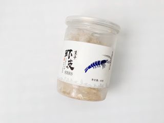 宝宝辅食：虾皮粉,准备虾皮，很推荐这款虾皮，很干净。我家老大一直吃的这款虾皮。
