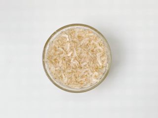 宝宝辅食：虾皮粉,虾皮清水浸泡半个小时。本身虾皮很干净的，所以不用泡那么久的。