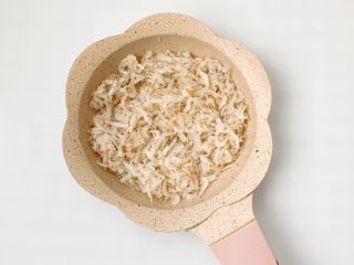 宝宝辅食：虾皮粉,放在辅食过里，那咱们就开始烘炒了。