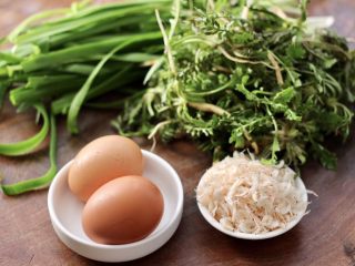 荠菜鸡蛋虾皮蒸包,首先备齐蒸包的食材，把荠菜和韭菜摘洗干净。