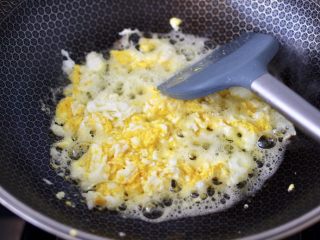 荠菜鸡蛋虾皮蒸包,锅烧热后倒入花生油烧热，把打散的鸡蛋炒熟盛出。