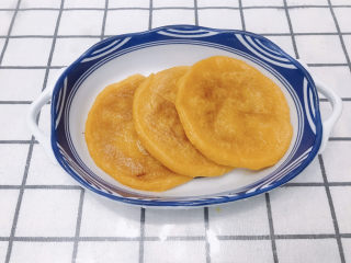脆皮南瓜饼,两面煎至金黄就可以出锅啦，外脆里糯。