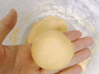 脆皮南瓜饼,把面团分成适当大小揉圆。