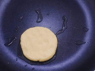 脆皮南瓜饼,平底锅下少量油。用手把揉圆的面团按在平底锅上按扁