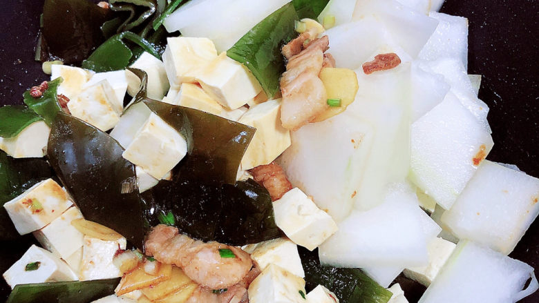 海带冬瓜汤,将海带、豆腐、冬瓜放入锅中，翻炒均匀。