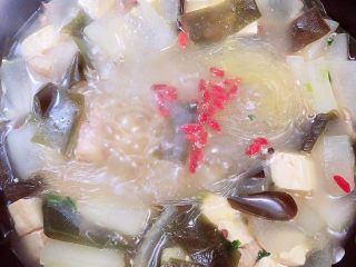 海带冬瓜汤,放入枸杞子再炖煮3分钟。