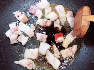 海带冬瓜汤,放入盐、蚝油、生抽翻炒均匀。